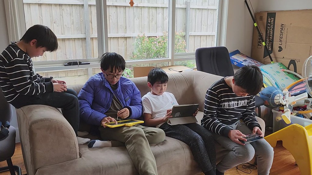 Chicos jugando juegos cooperativos en Roblox